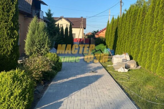 укладка тротуарной плитки брусчатка авеню в Ст. Петровцах 1
