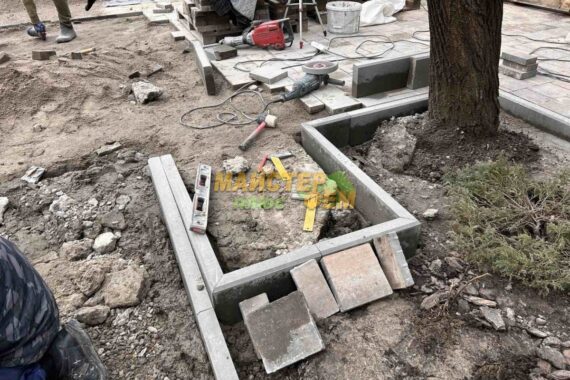 2024 Укладання тротуарної плитки Лайнстоун 30 Еспресо у Києві підготовка для мощення тротуарної плитки лайнстоун єспресо