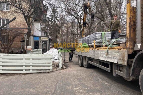 2024 Укладання тротуарної плитки Лайнстоун 30 Еспресо у Києві Доставка лайнстоун авеню краном маніпулятором