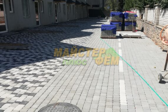 2024 Укладання тротуарної плитки Старе Місто у Вишгороді мощення фем старе місто у вишгороді