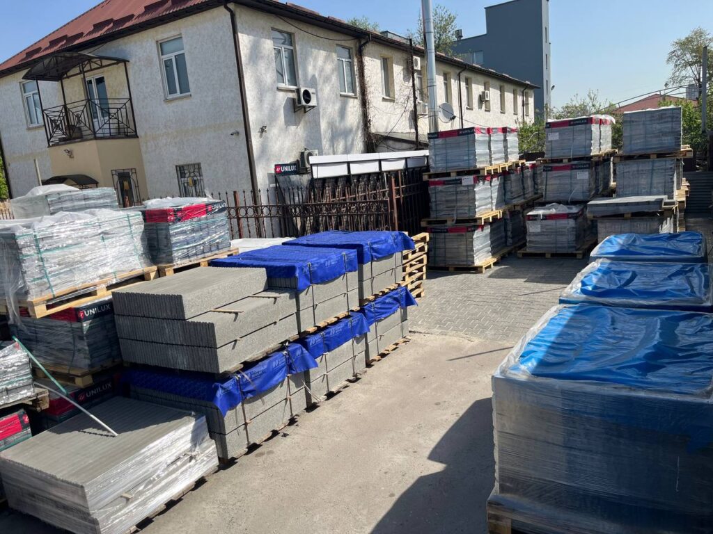 Где посмотреть и купить тротуарную плитку Юнилюкс?